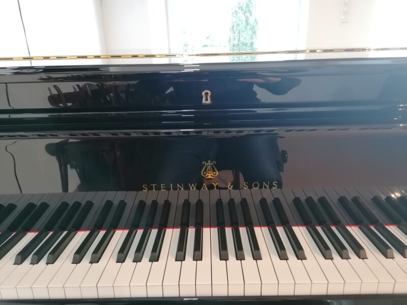 Steinway & Sons, Model A, built in Hamburg 1977 High gloss